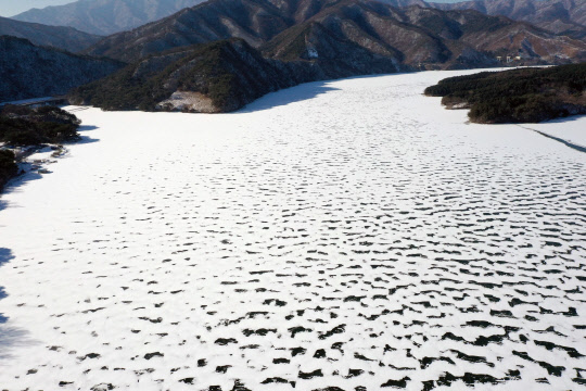 한파와 눈이 만든 호수. 연합뉴스